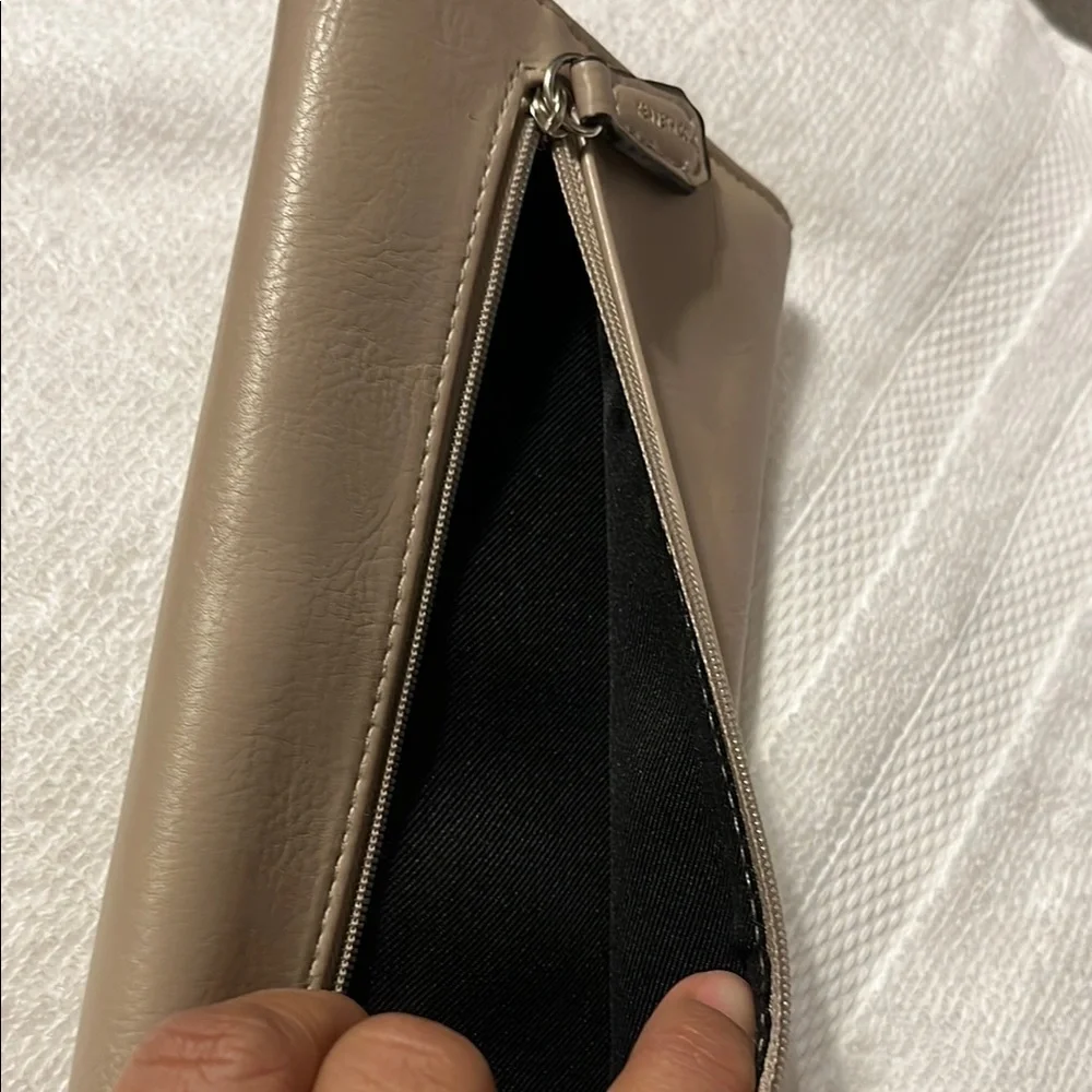 Kenneth Cole Reaction Tan Women's Wallet